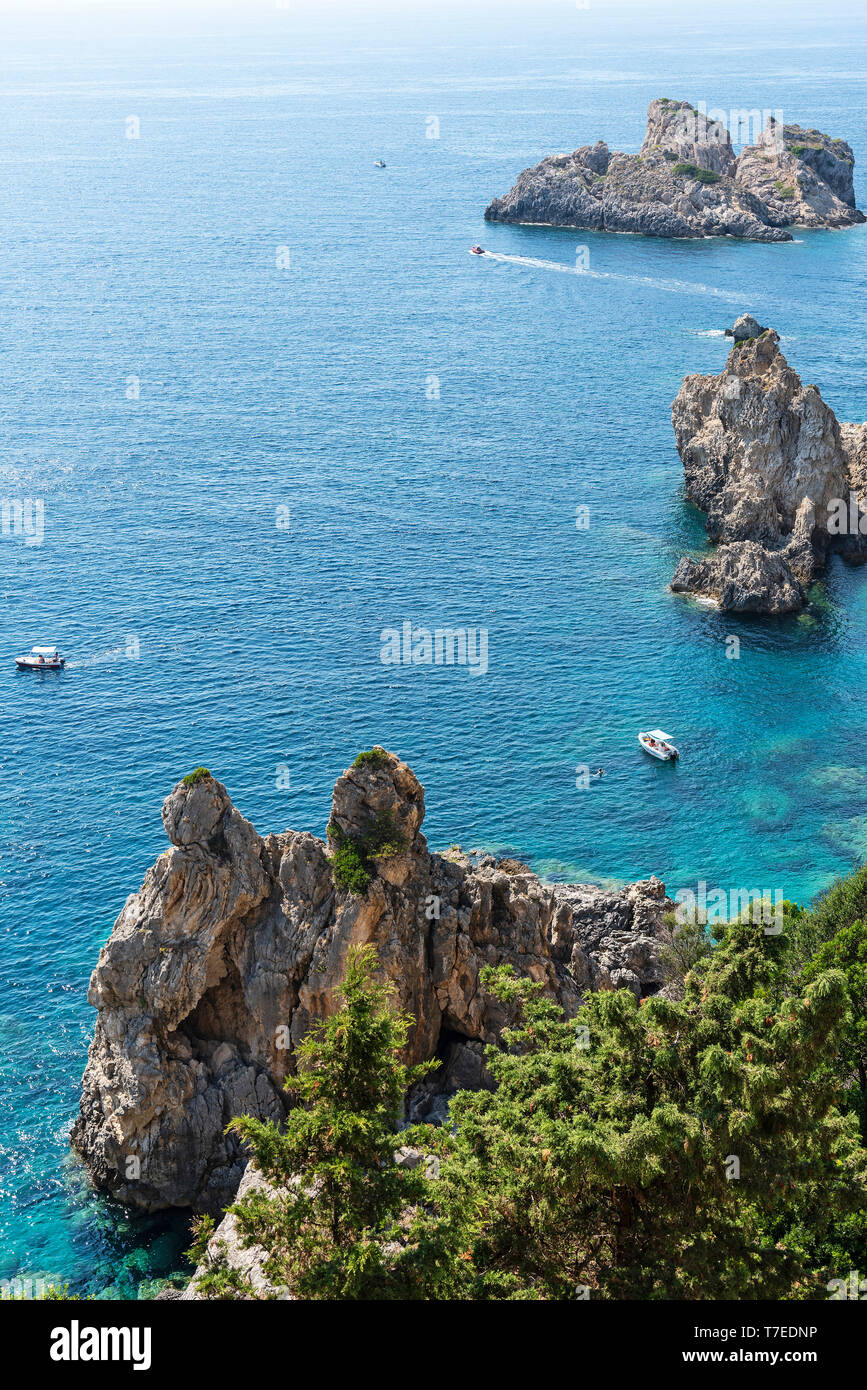 Costa rocciosa, Paleokastritsa, isola di Corfu, Isole Ionie, Mare mediterraneo, Grecia Foto Stock