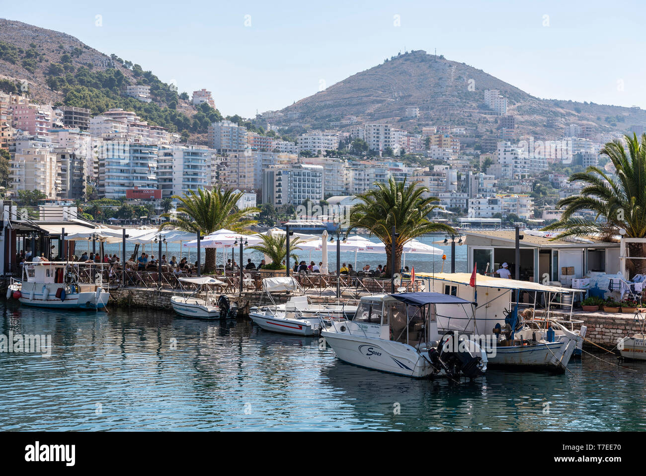 Piccolo porto, ristorante, il lungomare, il Mare Ionio, Saranda, Albania Foto Stock