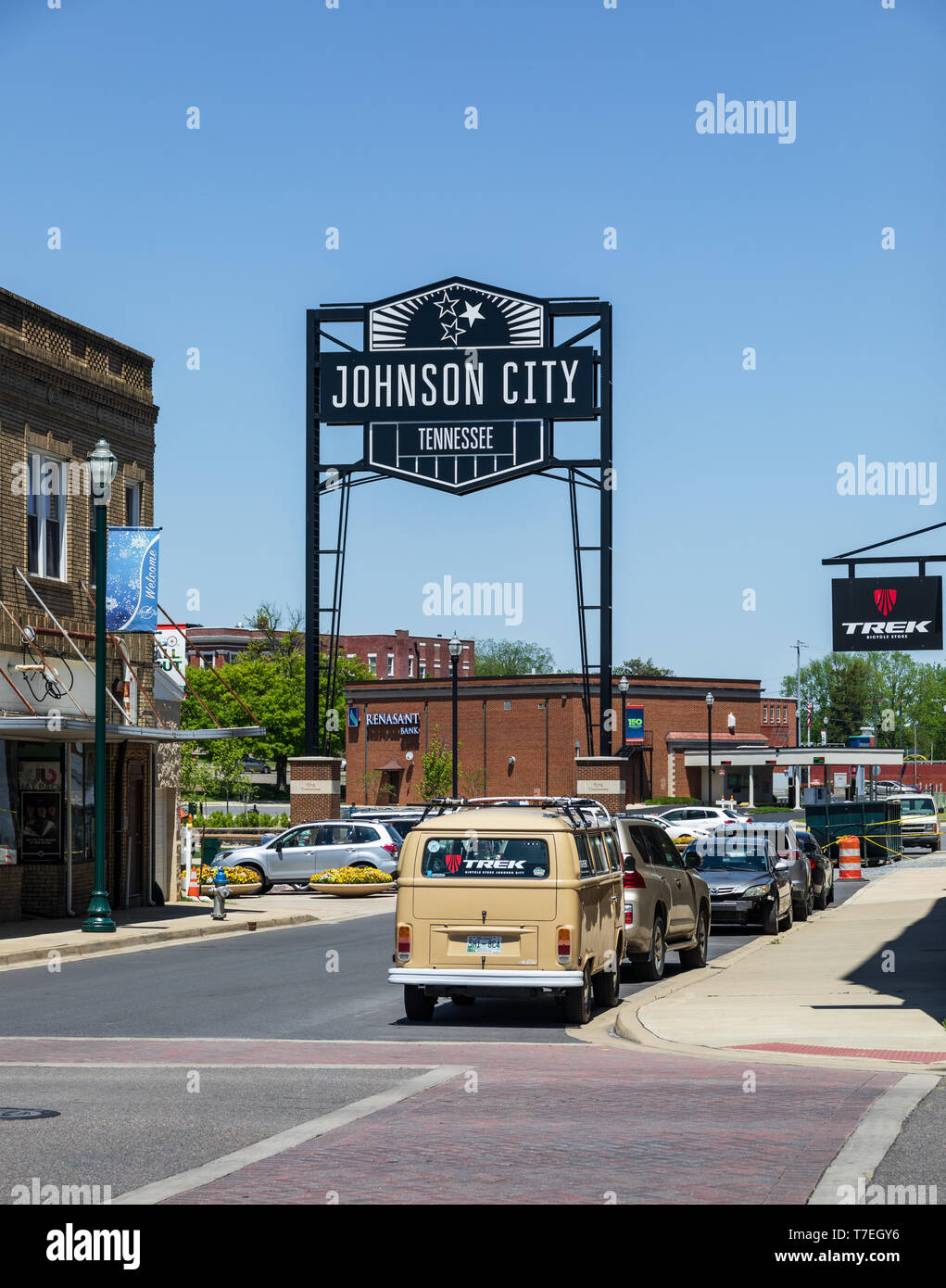 JOHNSON CITY, TN, Stati Uniti d'America-4/27/19: Vista della Johnson City sign in King Commons parco dall'angolo del mercato e le strade di commercio. Foto Stock