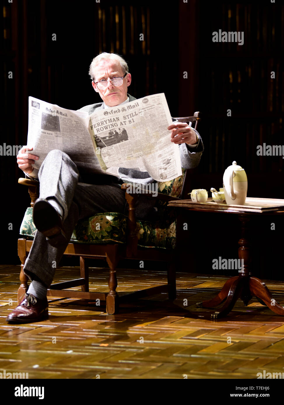 Andrew Havill giocando Warnie in Shadowlands una commedia scritta da William Nicholson a Chichester Festival Theatre, West Sussex, Regno Unito. Foto Stock Andrew Havill giocando Warnie in Shadowlands una commedia scritta da William Nicholson a Chichester Festival Theatre, West Sussex, Regno Unito. Foto Stock