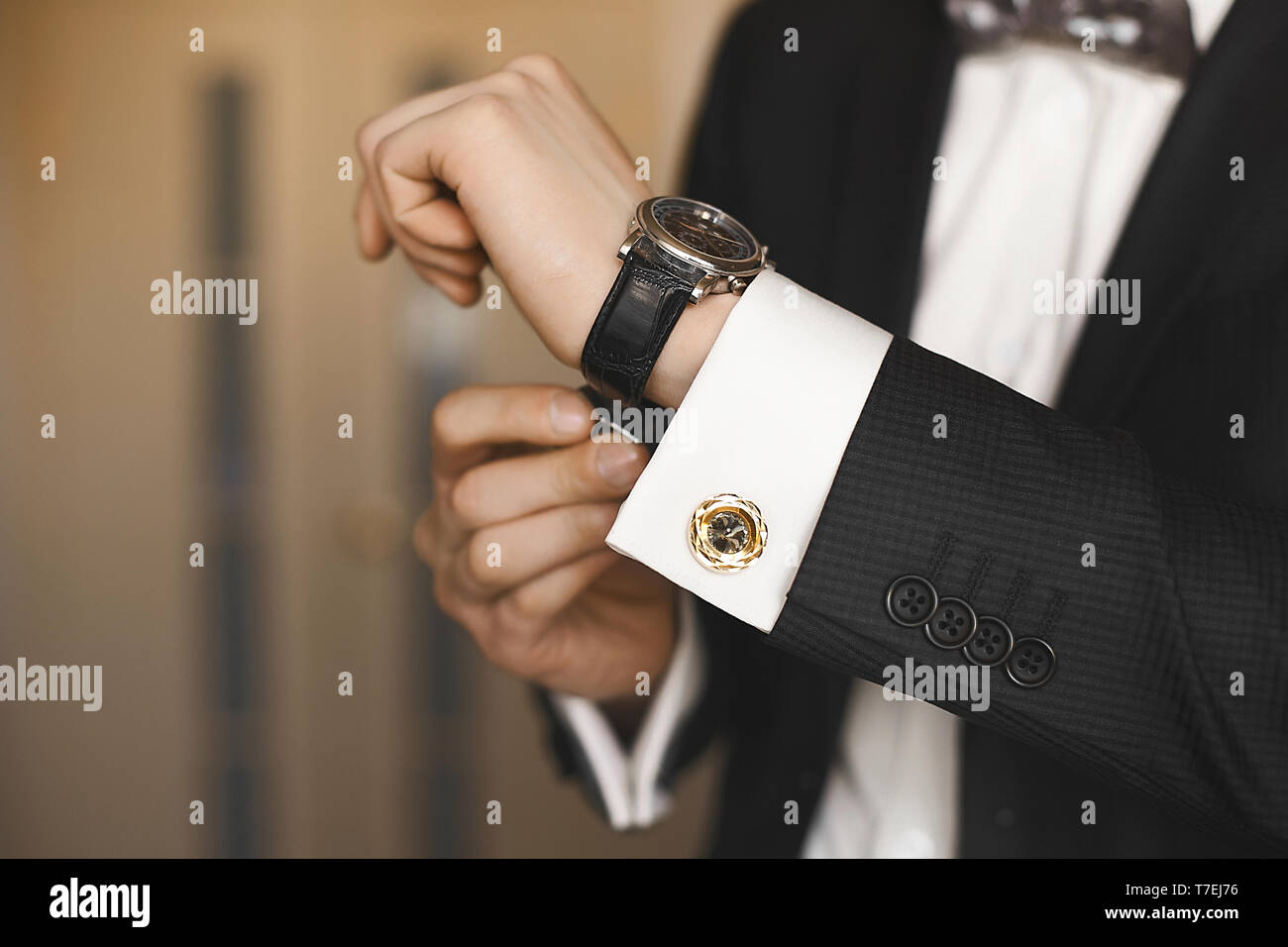 Chiudere la vista degli orologi di lusso per la mano di un bel uomo d  affari in uno smoking e in una camicia con gemelli Foto stock - Alamy