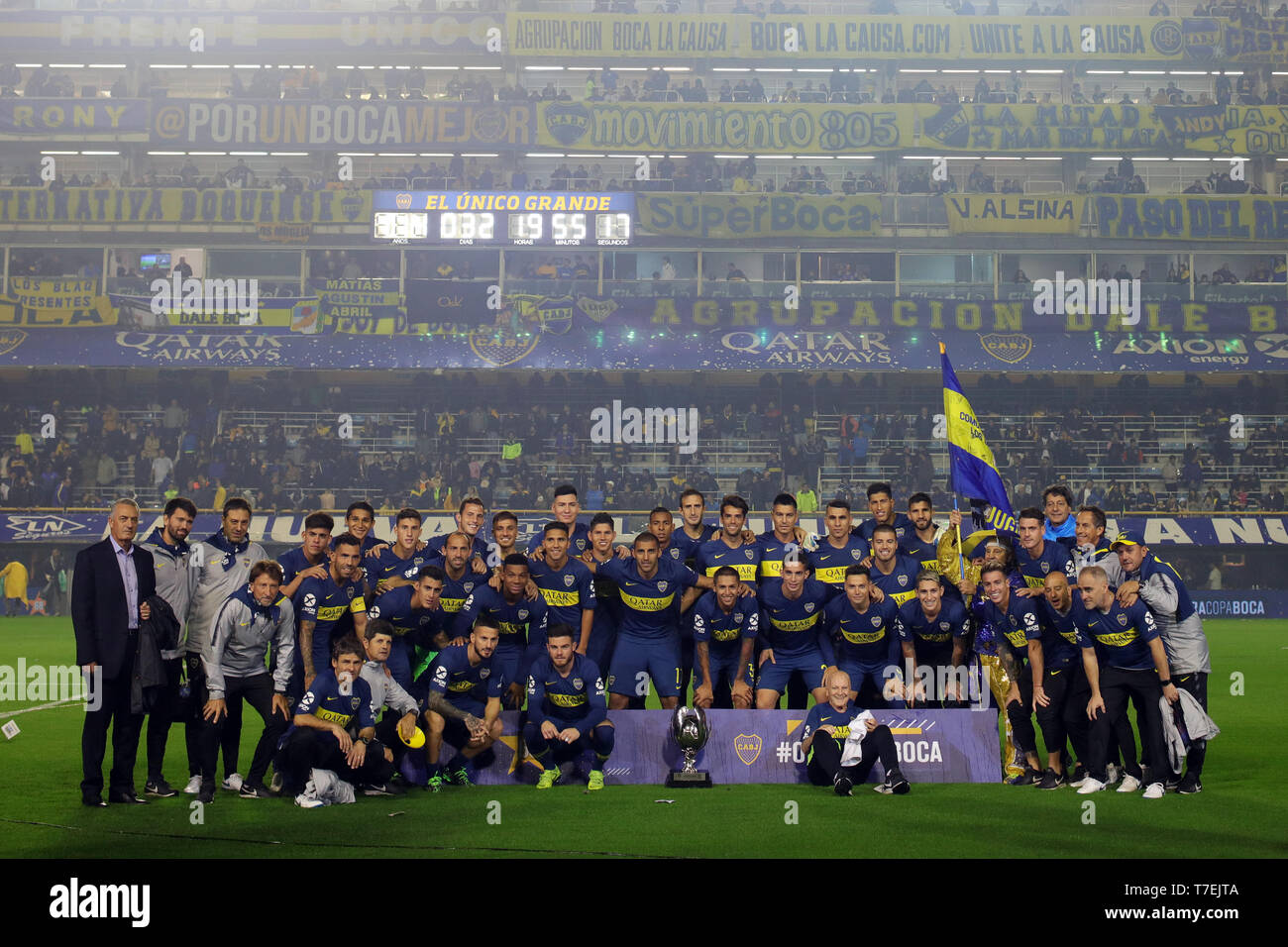 Boca Juniors team di formazione con la Recopa Cup per la foto ufficiale Foto Stock