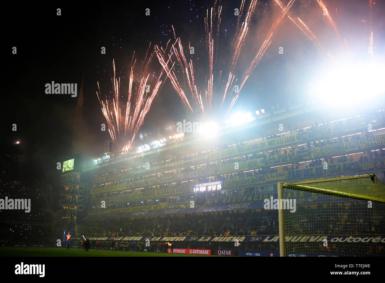 Buenos Aires, Argentina - 04 Maggio 2019: Fuochi d'artificio appare nel cielo notturno in la Bombonera stadium celebra la Recopa Cup per il Boca Juniors a Buenos Aires, Argentina Foto Stock