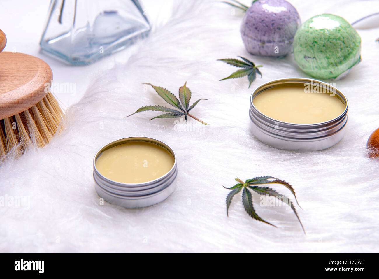 Assortimento di cannabis topici con bagno bombe e marijuana salve isolate su sfondo bianco - la cannabis spa concept Foto Stock