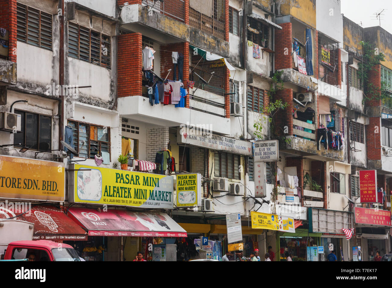 Facciata di un edificio con appartamenti e negozi in via Jalan Khoo Teik Ee in Bukit Bintang district. Kuala Lumpur in Malesia Foto Stock