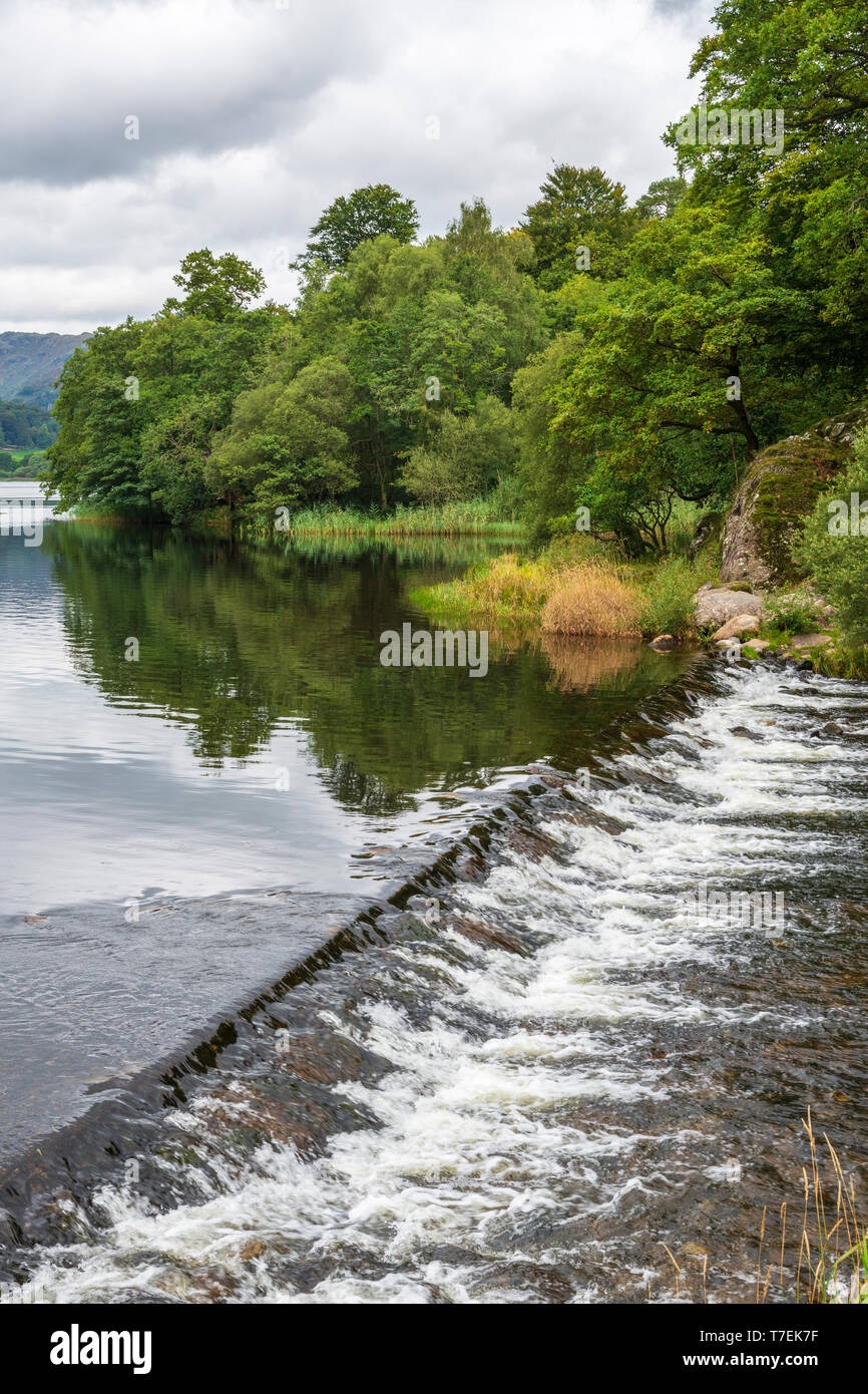 Weir a uscita di Grasmere Lake nel Parco Nazionale del Distretto dei Laghi, Cumbria, England, Regno Unito Foto Stock