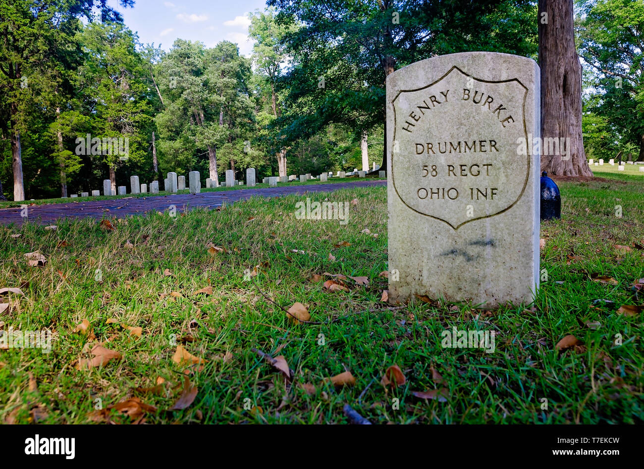 La tomba di un soldato di unione e il batterista per la Ohio Reggimento è raffigurato in silo Cimitero Nazionale a Sciloh National Military Park nel Tennessee. Foto Stock