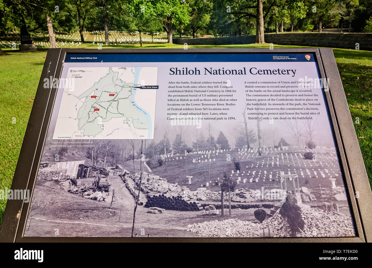 Una placca di informazioni indica i visitatori su silo Cimitero Nazionale, Sett. 21, 2016 in Silo, Tennessee. Il parco commemora la battaglia di Shiloh. Foto Stock