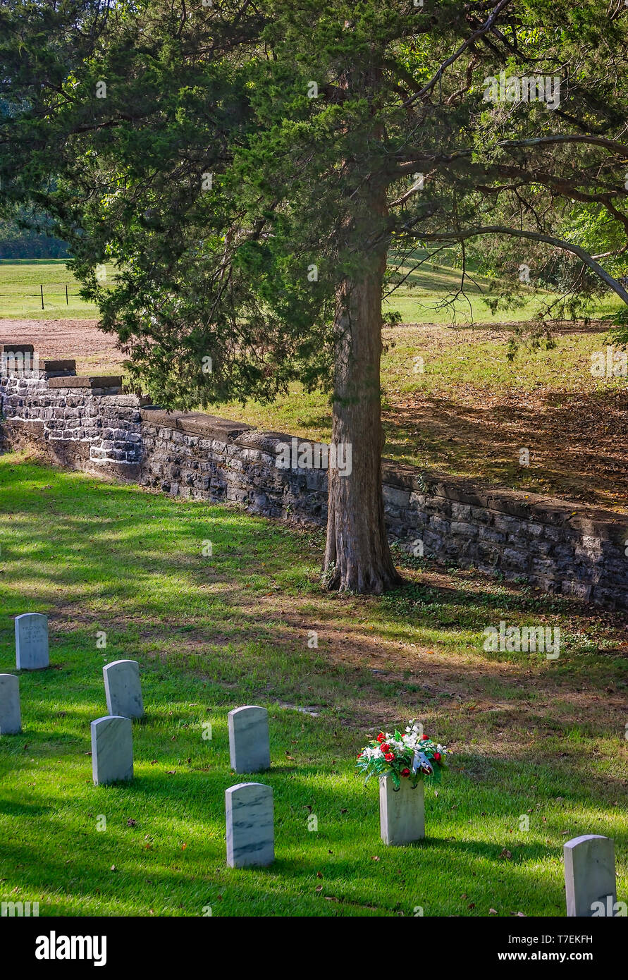 Fiori decorare una guerra civile di vedova lapide a Sciloh Cimitero Nazionale a Sciloh National Military Park, Sett. 21, 2016 in Silo, Tennessee. Foto Stock