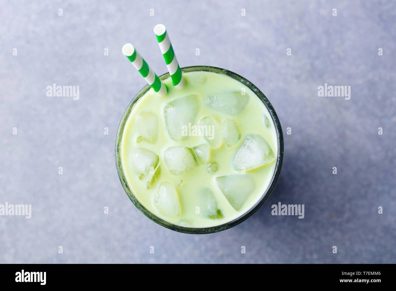 Tè verde Matcha latte macchiato di ghiaccio in un bicchiere. Grigio pietra dello sfondo. Vista dall'alto. Foto Stock