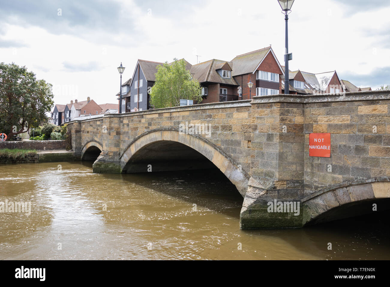 A stonewall ponte su un fiume inglese Foto Stock