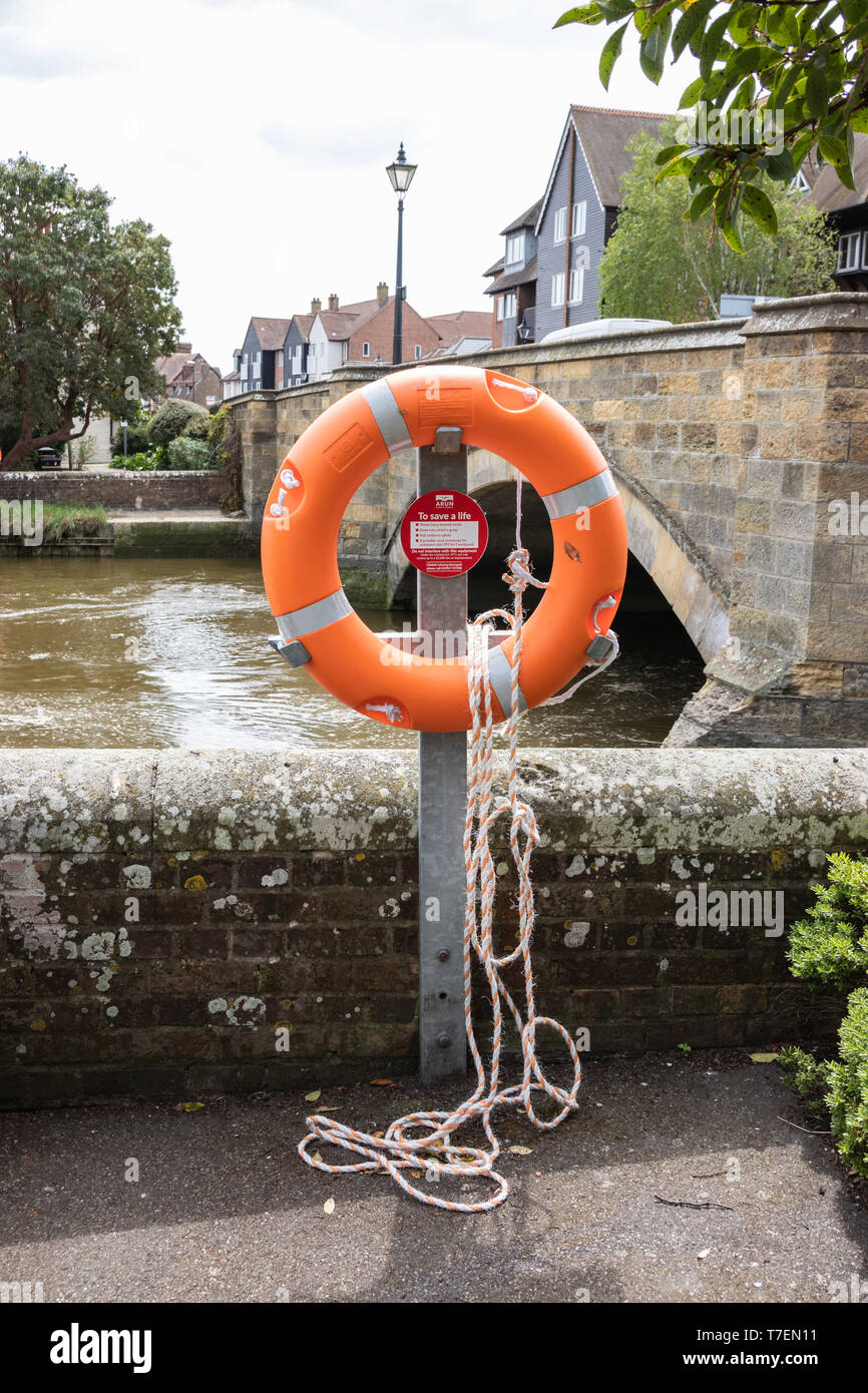 Un anello di vita e la corda sul lato di un canale Foto Stock