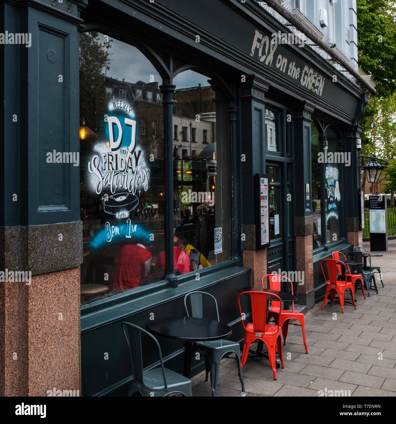 Fox sul verde, Upper Street, Londra Foto Stock