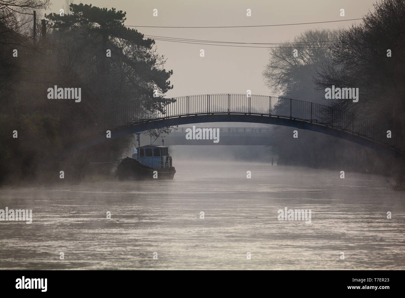 La nebbia di mattina autunnale sul Fiume Tamigi a Shepperton bloccare Foto Stock