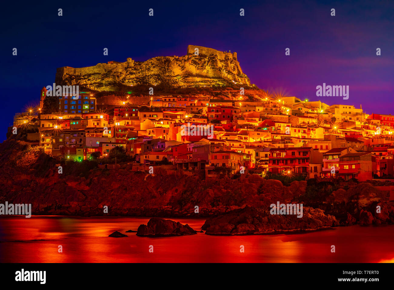 Pittoresca città medievale di Castelsardo arroccato sopra il mare sul golfo dell' Asinara nel nord Sardegna. Foto Stock