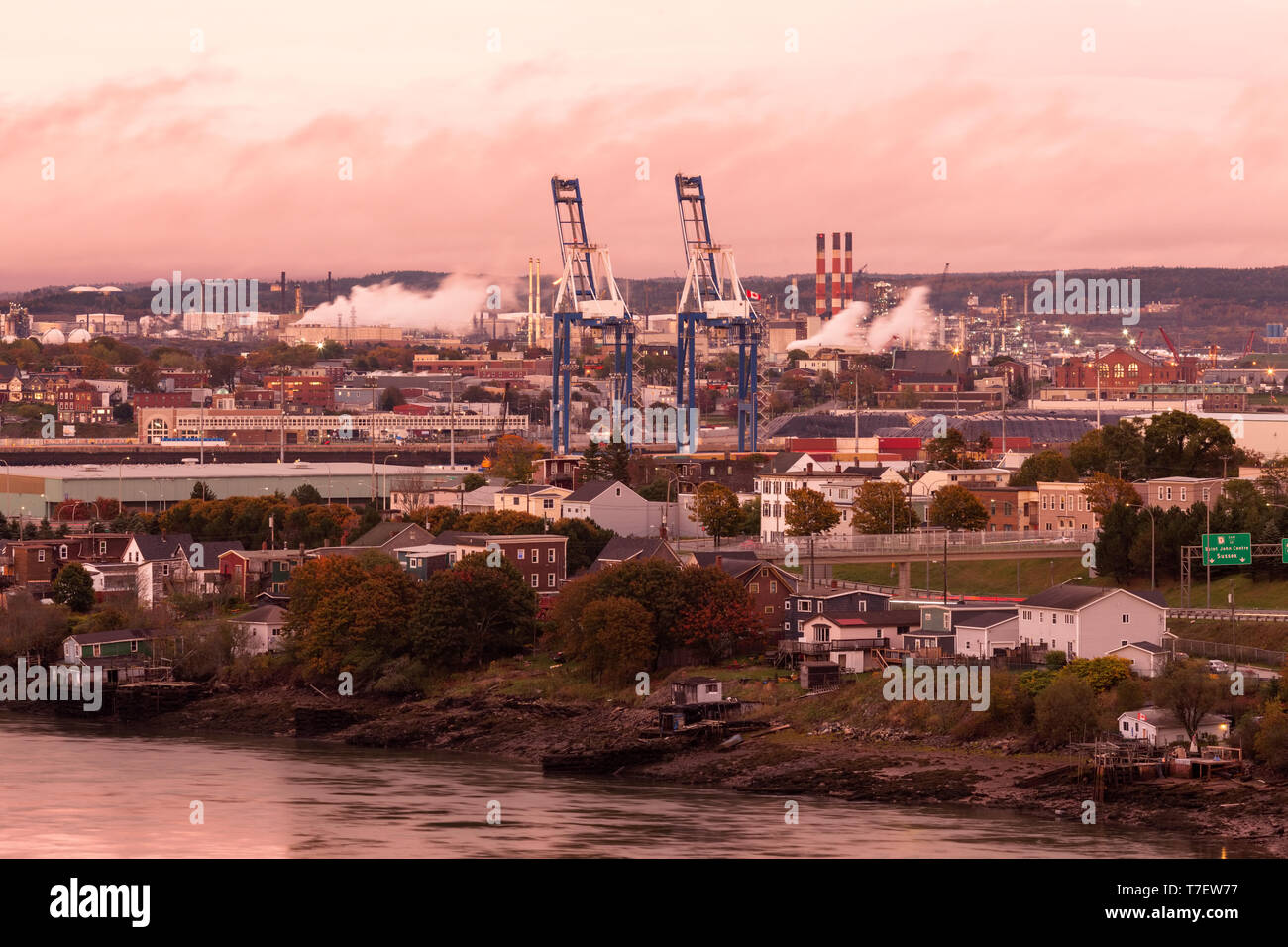 Un industriale sezione mostrante la Saint John Autorità portuale nonché il Irving Oil terminali e il Bayside Power Plant nella distanza di Saint J Foto Stock