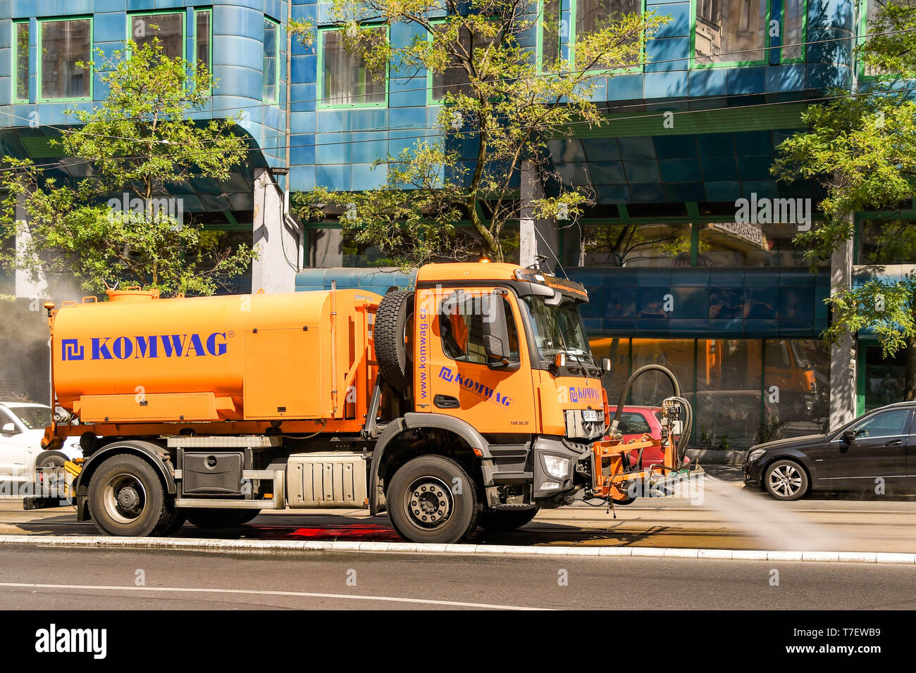 Praga, Repubblica ceca - Luglio 2018: autocisterna su una strada nel centro di Praga la spruzzatura di acqua fredda su i binari del tram per raffreddarli in hot weat Foto Stock
