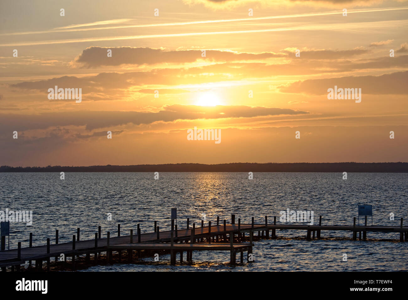 Tramonto sul mare e il molo. Foto Stock