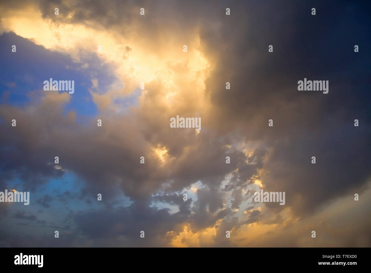 Formazioni di nubi con il sole alle spalle. Immagine di stock Foto Stock