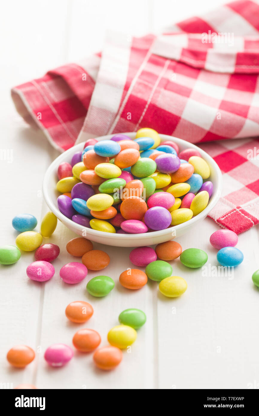 Cioccolato colorato candy pillole nel recipiente. Foto Stock