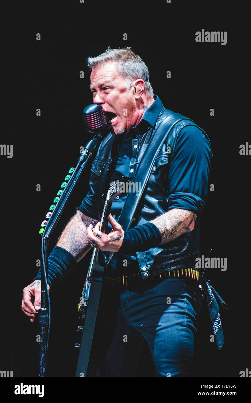 James Hetfield, cantante e chitarrista della american heavy metal band  Metallica, performing live al Pala Alpitour a Torino, Italia, il 10  febbraio, 201 Foto stock - Alamy