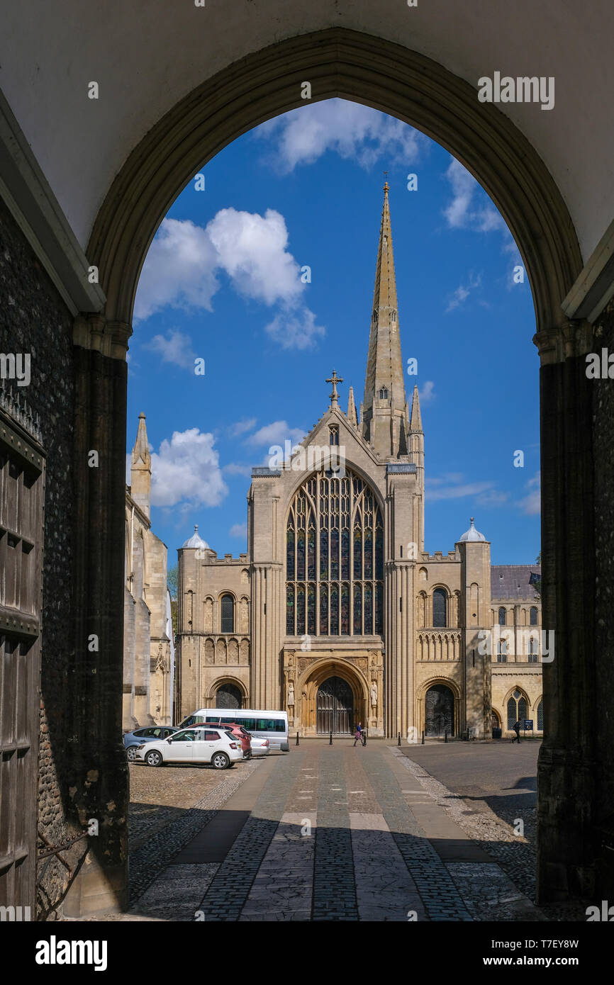 Norwich Cathedral e Norwich, Norfolk, Inghilterra. Fotografato attraverso il cancello Erpingham. Foto Stock