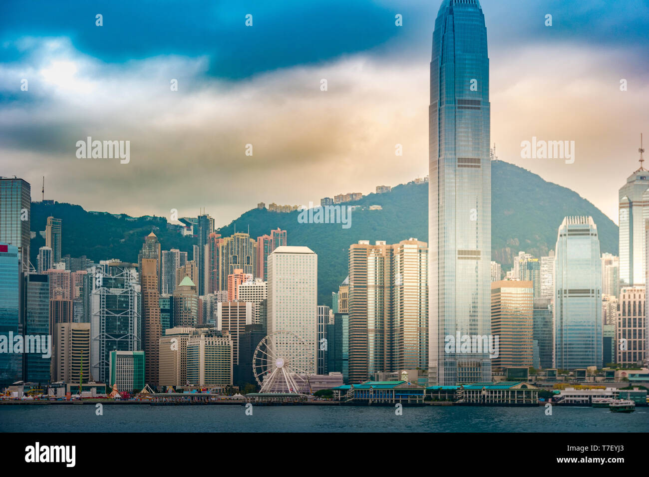 Skyline e del porto di Victoria e di Hong Kong. Vista da Kowloon sull isola di Hong Kong. Foto Stock
