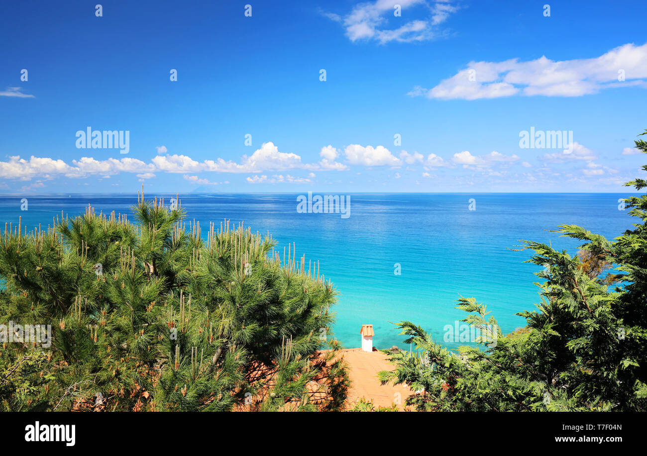 Mare Mediterraneo in vividi blues e colori verde - Viaggiare in Italia, Europa Foto Stock
