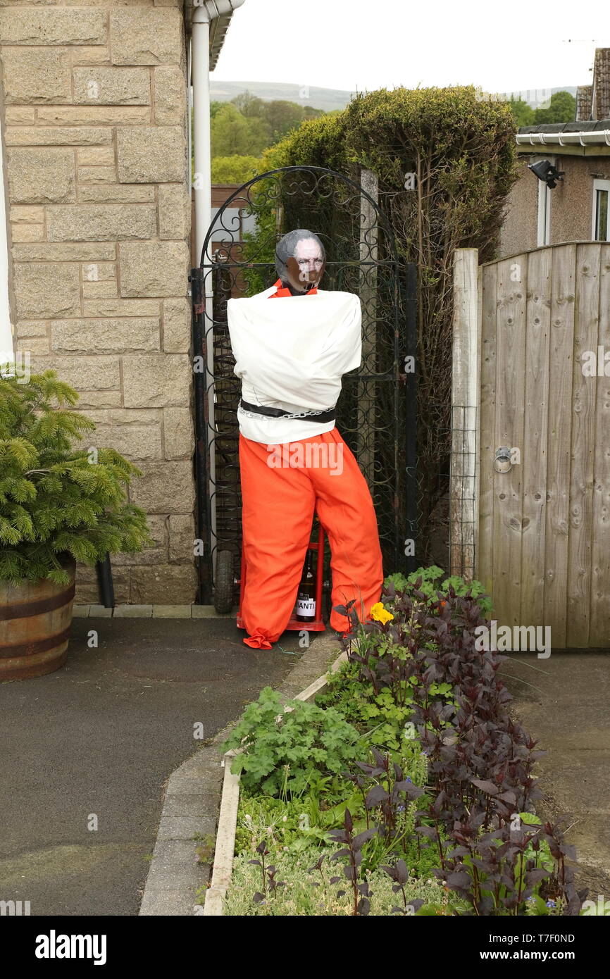 3° Festival Spaventapasseri Worsthorne & Hurstwood Burnley Lancashire 6 Maggio 2019 - Hannibal Lecter con la sua bottiglia di Chianti. Foto Stock