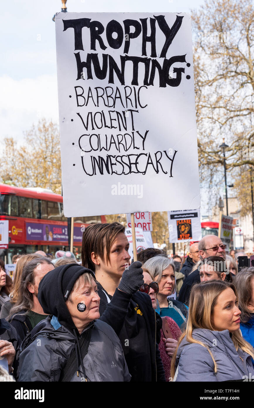 Il London marzo contro il trofeo di caccia e di estinzione si sono riuniti presso Cavendish Square e hanno marciato attraverso il centro di Londra a Downing Street. Foto Stock