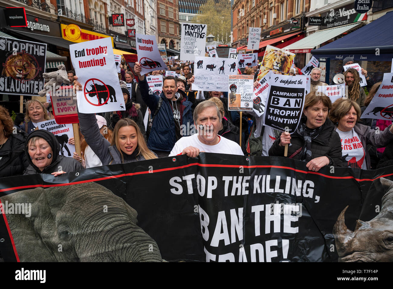 Il London marzo contro il trofeo di caccia e di estinzione si sono riuniti presso Cavendish Square e hanno marciato attraverso il centro di Londra a Downing Street. Foto Stock