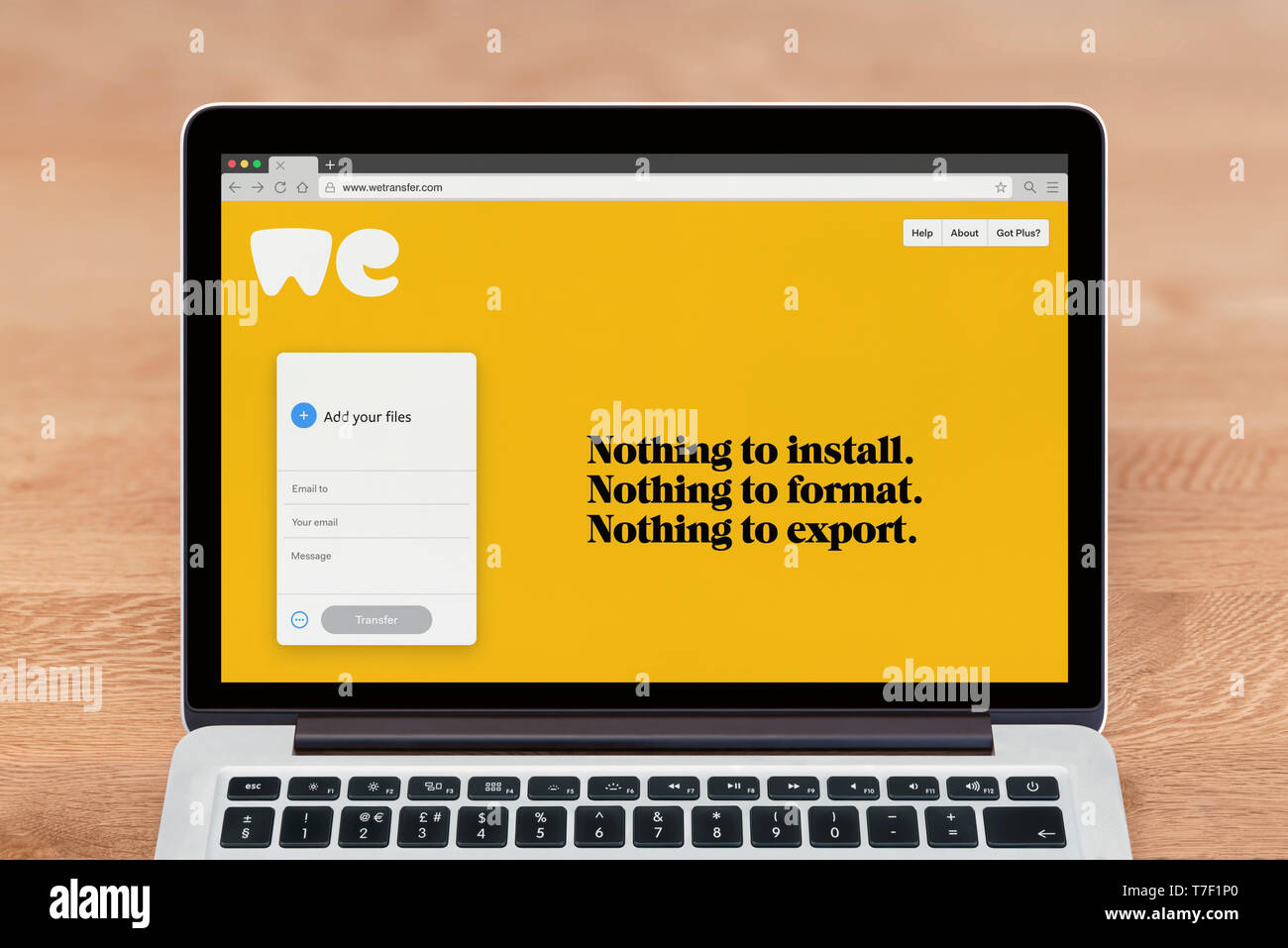 Un Apple Macbook visualizza il sito web WeTransfer (solo uso editoriale). Foto Stock