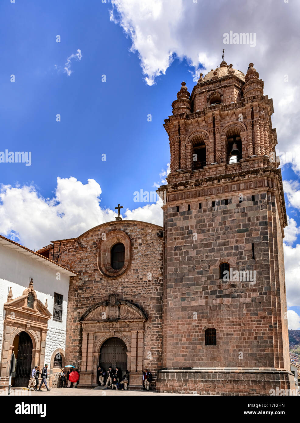 Cusco, Perù - 11 Aprile 2019: visualizzazione a struttura coloniale della chiesa e convento di Santo Domingo, San Domenico Priory, che si trova nella parte superiore o Foto Stock