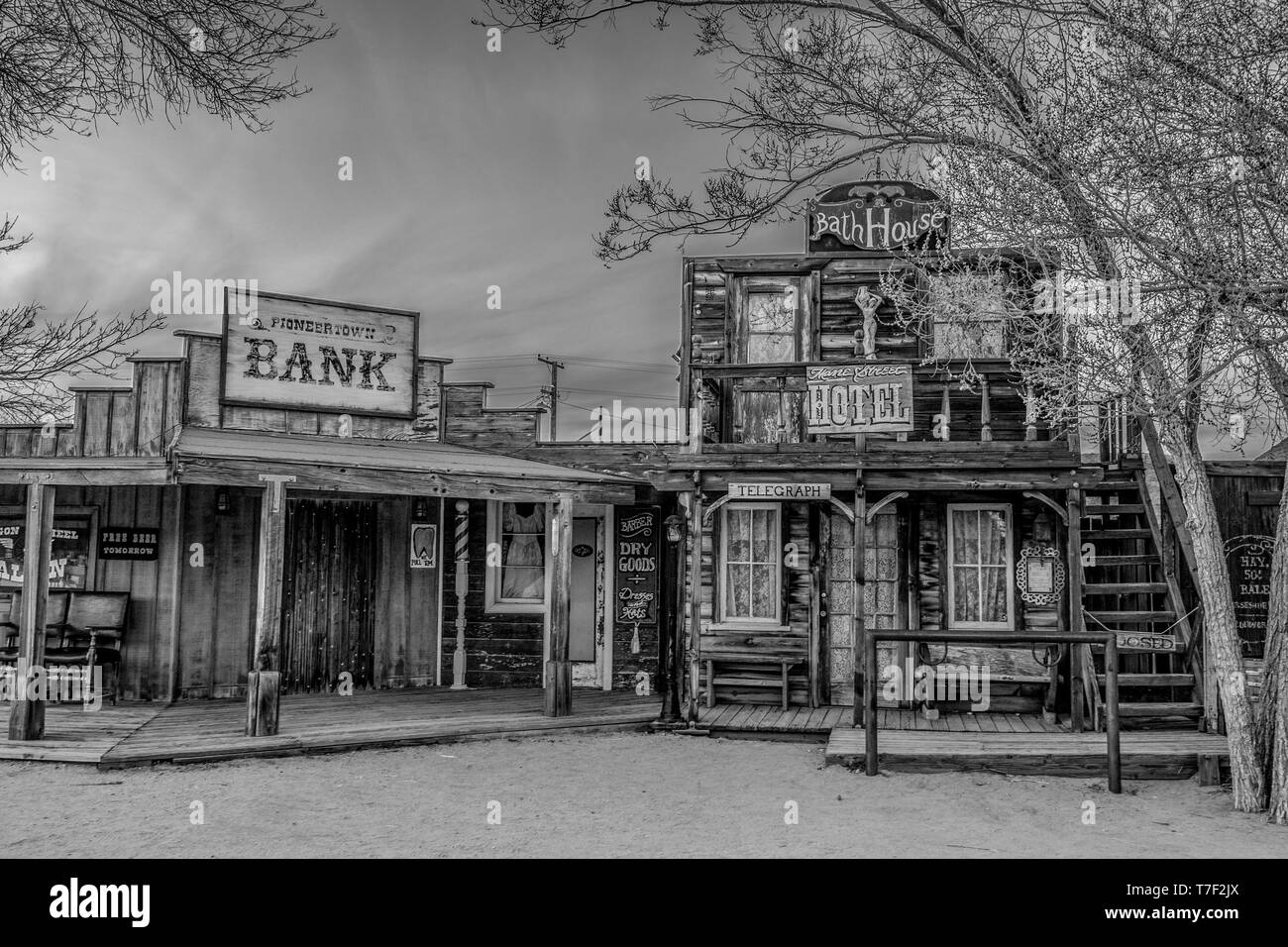 Storici edifici in legno in corrispondenza Pioneertown in California la sera - CALIFORNIA, STATI UNITI D'America - 18 Marzo 2019 Foto Stock