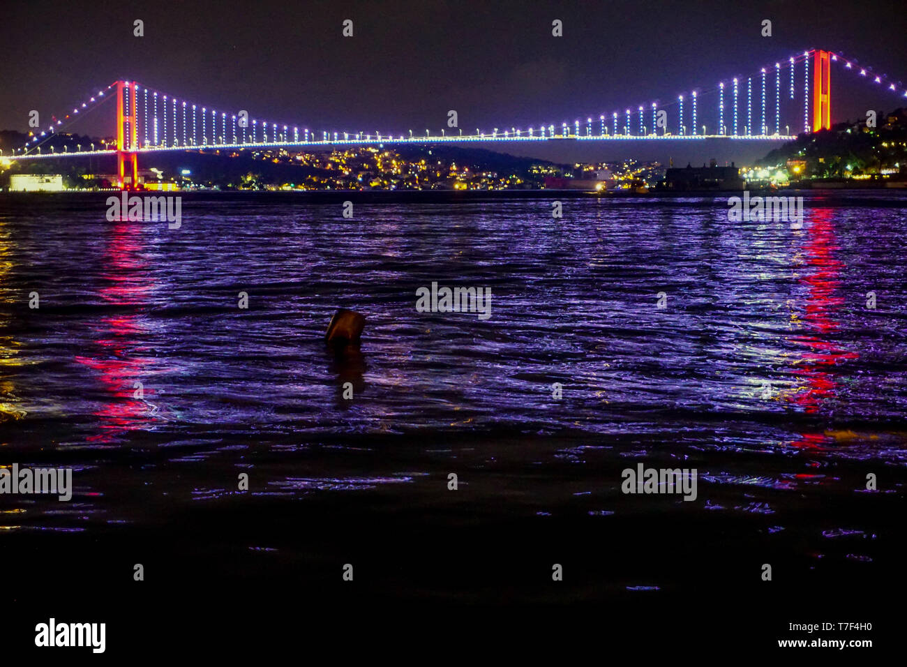 Istanbul Ponte sul Bosforo scena notturna Foto Stock