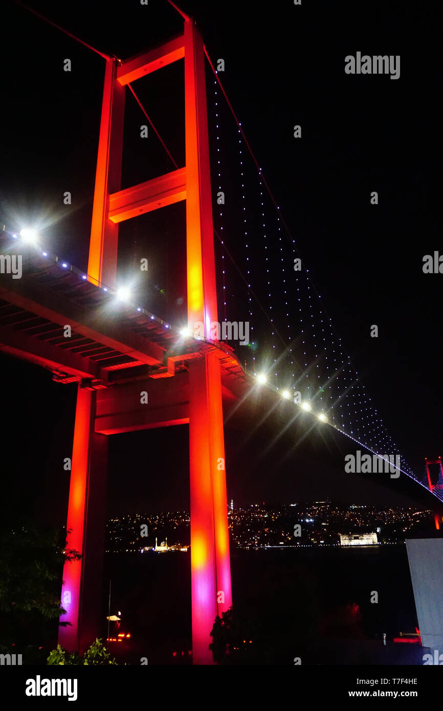 Istanbul Ponte sul Bosforo scena notturna Foto Stock