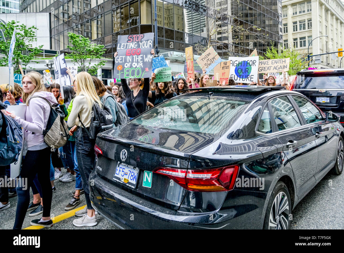 Clima Sustainabiliteens sciopero. Gli studenti saltare la scuola e protestare contro la mancanza di azione sul cambiamento climatico, Galleria d'Arte di Vancouver, Vancouver, British Columb Foto Stock