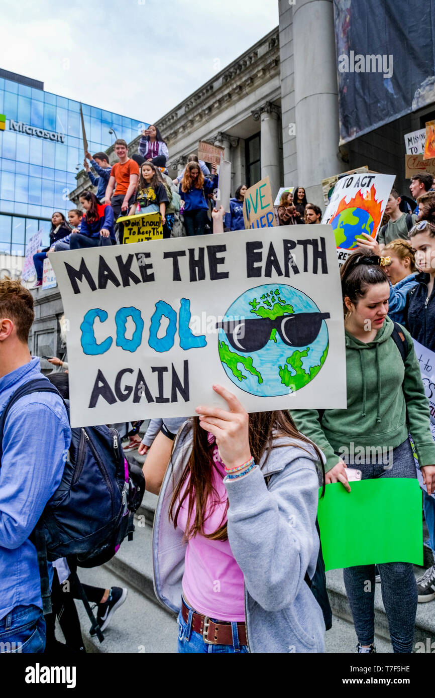 Clima Sustainabiliteens sciopero. Gli studenti saltare la scuola e protestare contro la mancanza di azione sul cambiamento climatico, Galleria d'Arte di Vancouver, Vancouver, British Columb Foto Stock