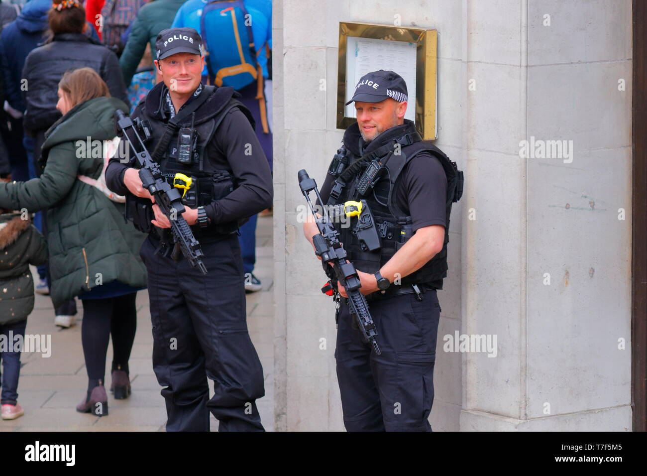 Poliziotti armati in servizio durante la fase 4 della Tour de Yorkshire 2019 in Leeds City Centre Foto Stock