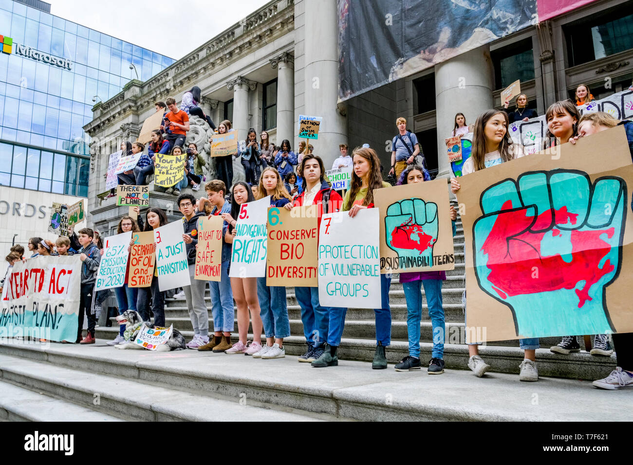 Clima Sustainabiliteens sciopero. Gli studenti saltare la scuola e protestare contro la mancanza di azione sul cambiamento climatico, Galleria d'Arte di Vancouver, Vancouver, British Columb Foto Stock