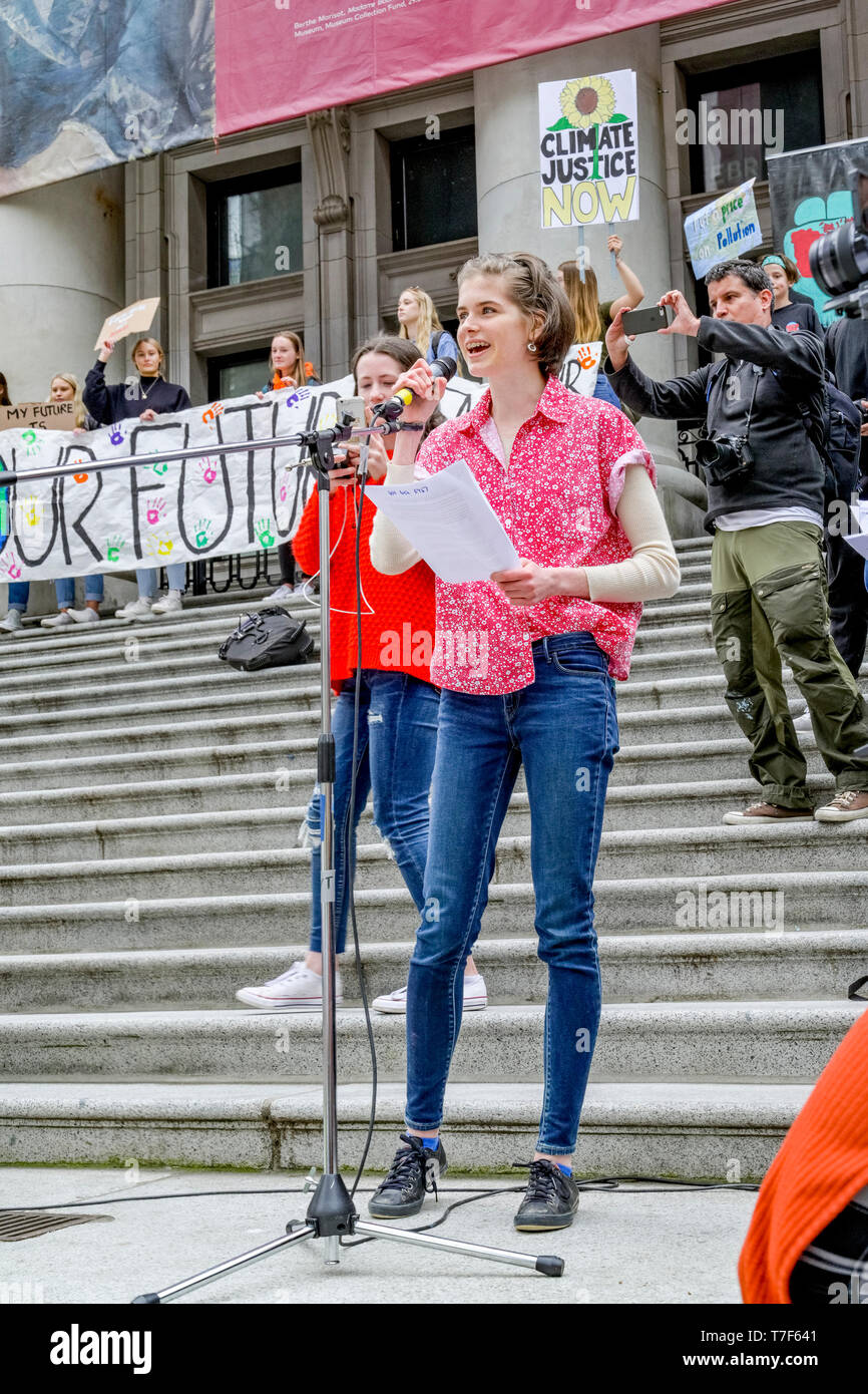 Portavoce Sustainabiliteens Rebecca Hamilton parla a studente sciopero del clima. Galleria d'Arte di Vancouver, Vancouver, British Columbia, Canada Foto Stock