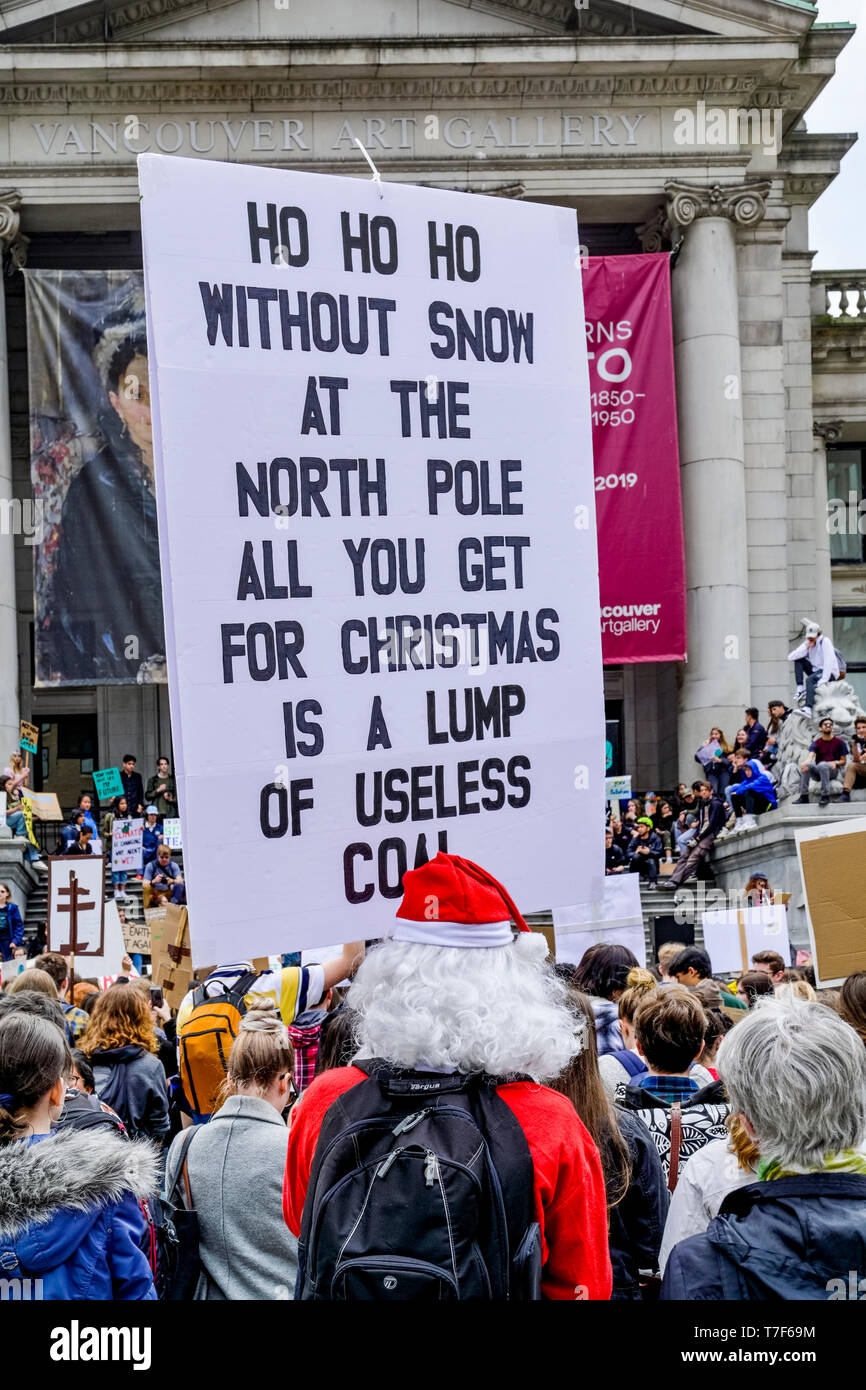 Santa a clima Sustainabiliteens sciopero. Gli studenti saltare la scuola e protestare contro la mancanza di azione sul cambiamento climatico, Galleria d'Arte di Vancouver, Vancouver, Briti Foto Stock