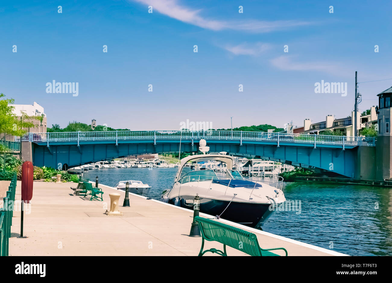 Michigan City, Indiana / USA il 28 Luglio 2018: barche ormeggiate al Millennium Plaza che si trova lungo il sentiero Creek presso l'ingresso al porto di Heisman su un Foto Stock