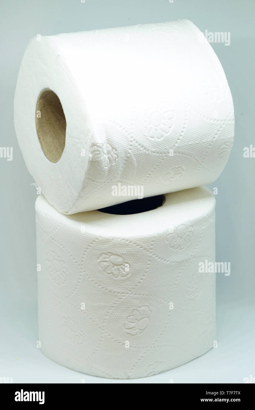 Carta igienica rotolo su sfondo bianco Foto Stock