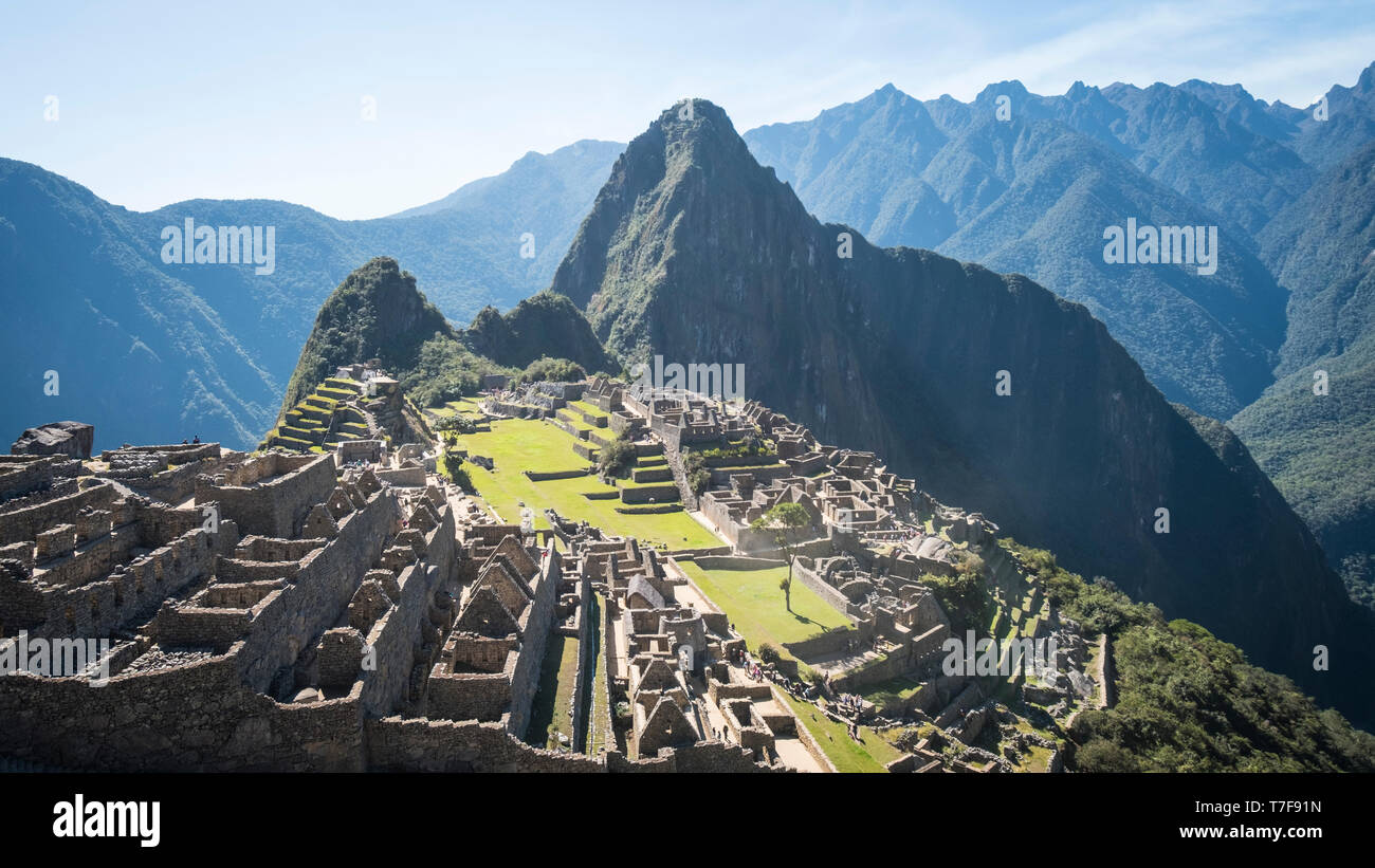 Magnifico il Machu Picchu sito archeologico in Perù in panoramica formato 16:9 Foto Stock