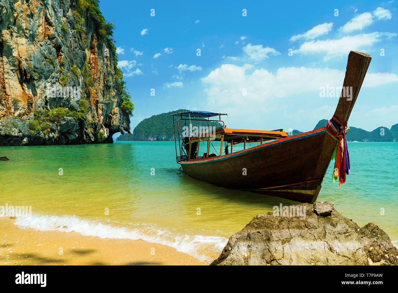 Bella Thai longtail boat a Phang Nga Bay in Thailandia, Asia Foto Stock