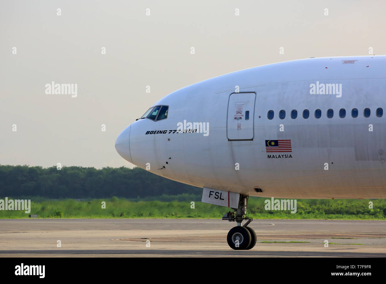 La parte anteriore di una Mosca Global Boeing 777-300 ER aeromobili a Hazrat Shahjalal Hazrat Shahjalal International Airport a Dhaka, nel Bangladesh. Foto Stock