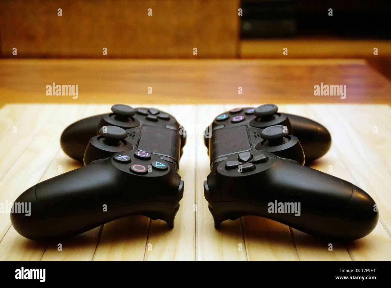 22.03.2019 Eskisehir, Turchia. Due ps4 gamepad su sfondo di legno vicino la vista Foto Stock