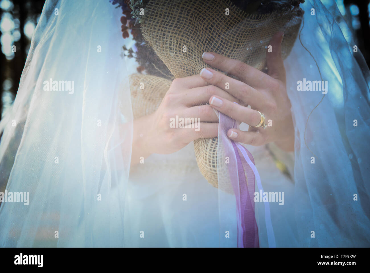 Bridal Veil e anello di diamante della sposa sul suo anello dito vista ravvicinata Foto Stock