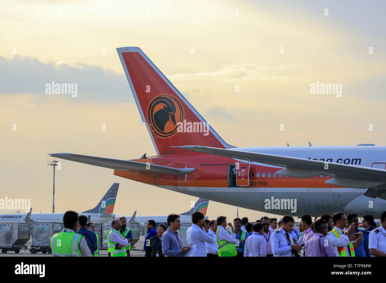 Stabilizzatore verticale di un Taag Angola Airlines Boeing 777-200 ER aeromobili a Hazrat Shahjalal Hazrat Shahjalal International Airport a Dhaka, Banglade Foto Stock